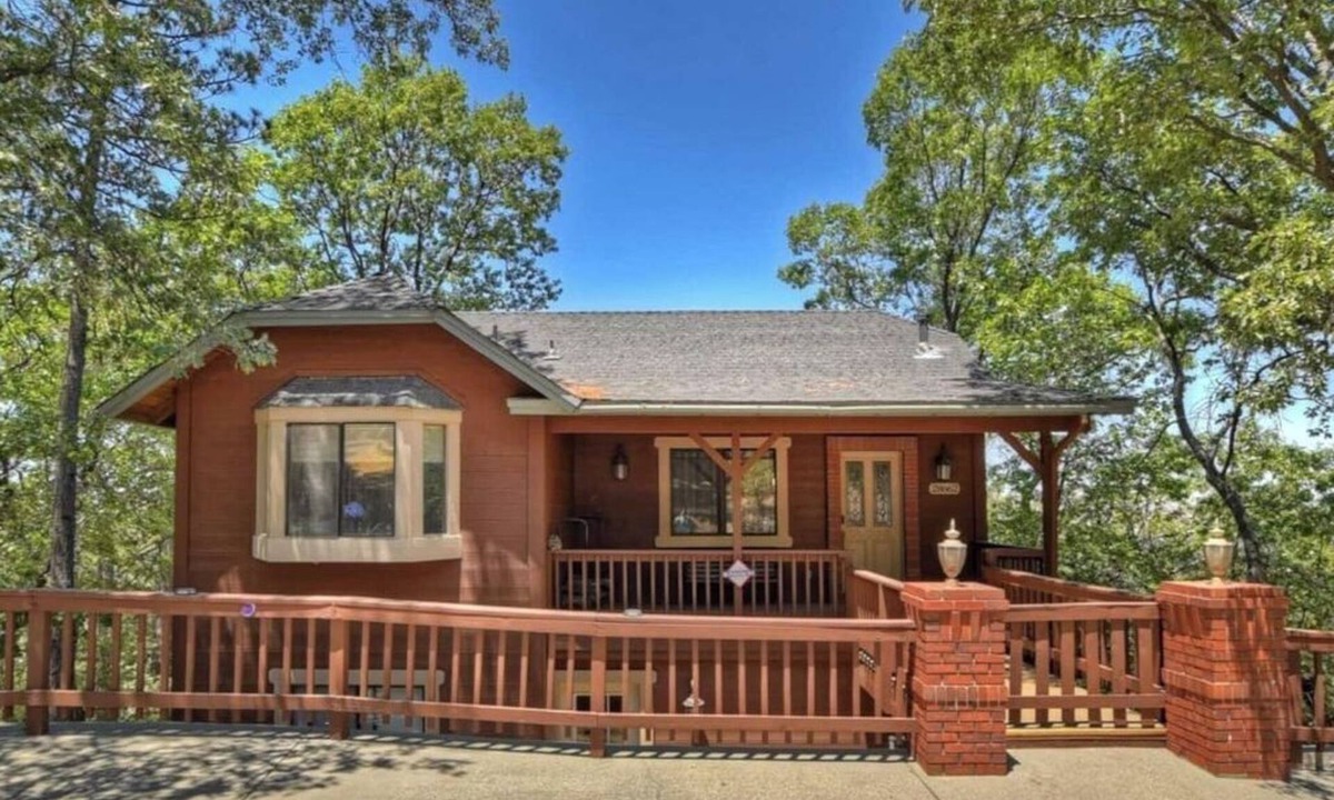 Lake Arrowhead Cabin | Mountain Getaway: Family-Style Cottage w/Deck