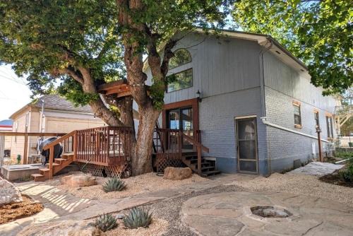 Canon City Ski Chalet | Mountain Jungalow Chalet, 3 min walk to Royal Gorge Train