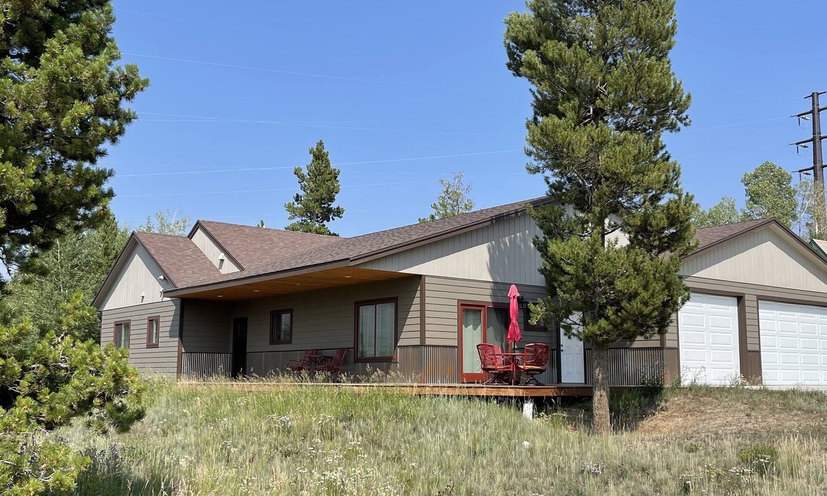 Grand Lake House | Mountain Meadow, 3-bedroom vacation home, close to RMNP & lakes, Hot tub, W/D