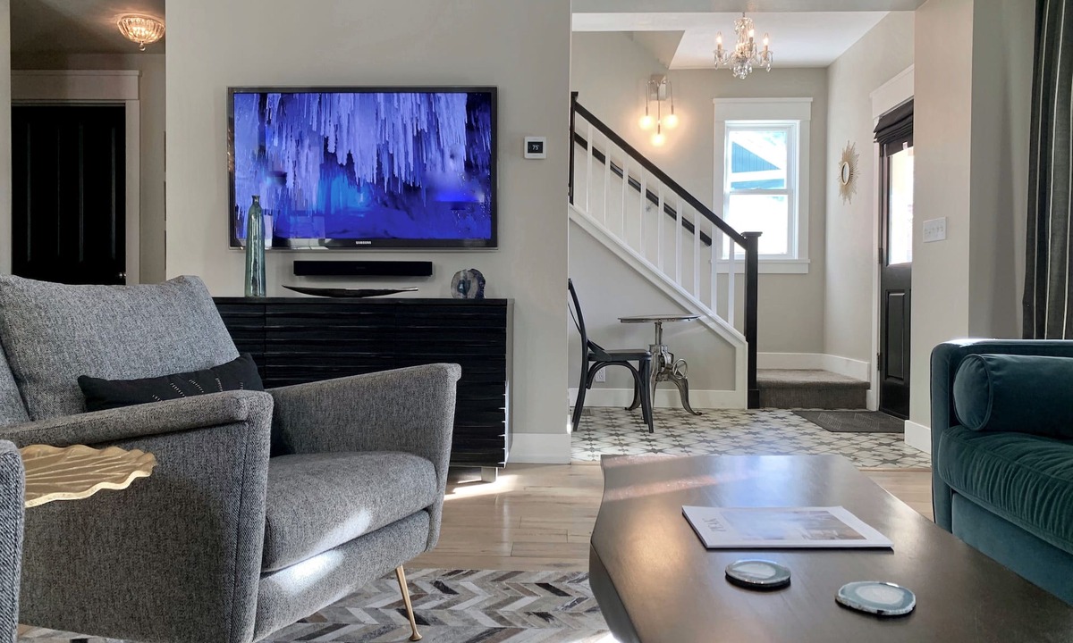 Mount Crested Butte House | Mountain Retreat EVSE, Fireplace, Hot Tub, Sonos Theater, 75" & 55" TV, Free Bus