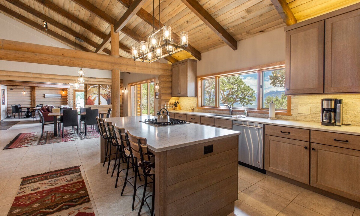 Loghill Village House | Mountain Retreat | Spacious | Trails Access | Air Conditioning STR2025-060