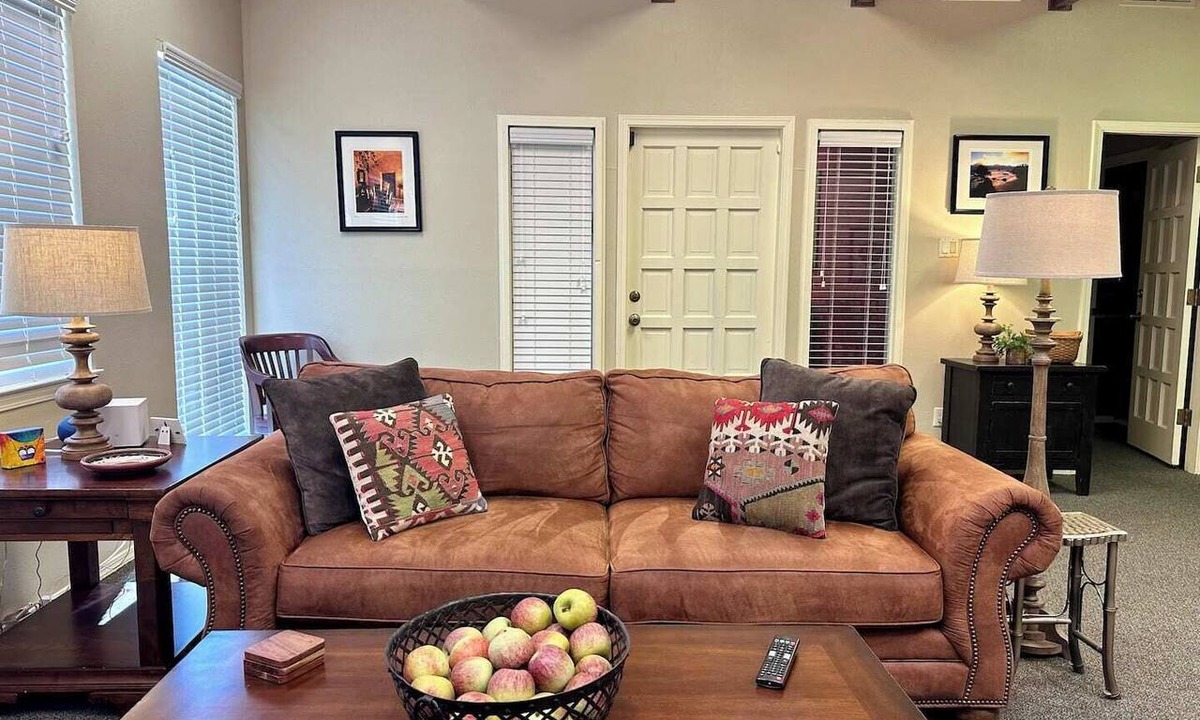 Loma Del Rey House | Mountain View Executive Retreat | Office | NE Heights
