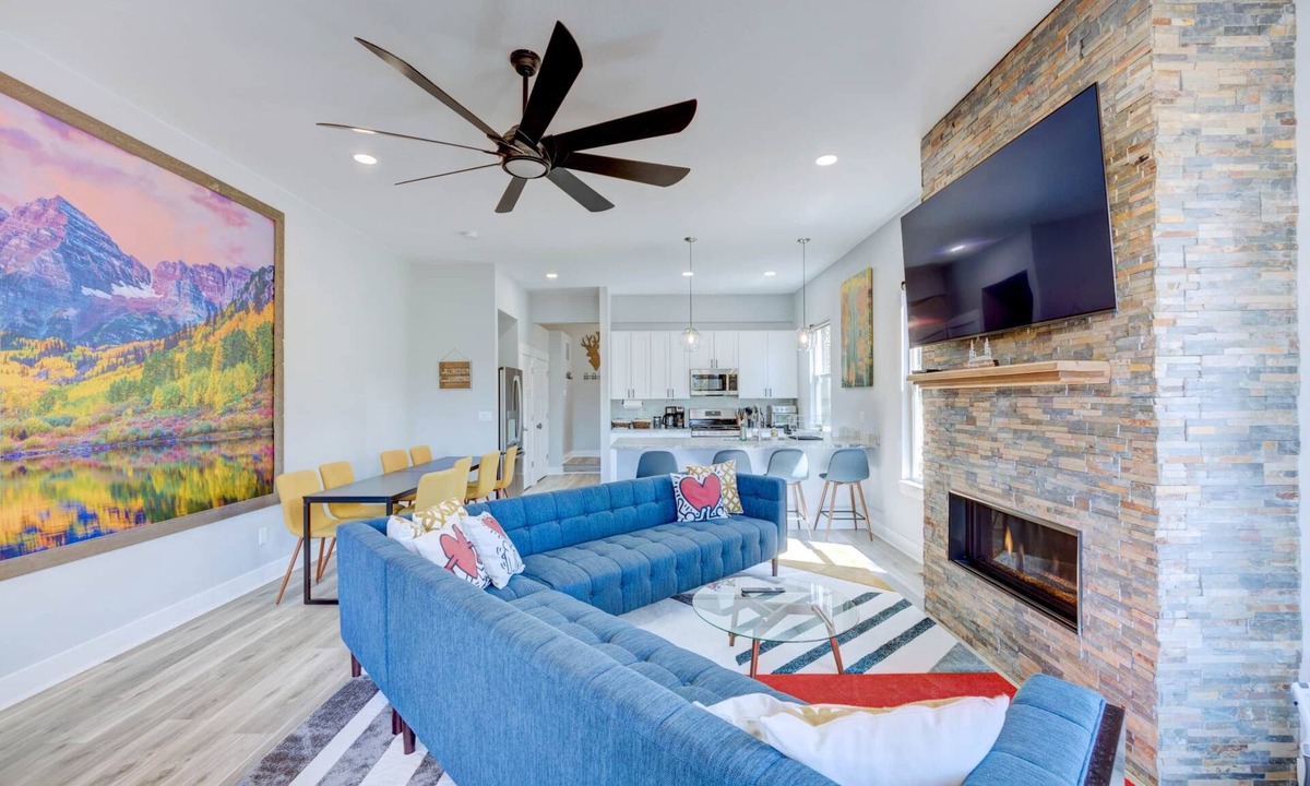 Woodland Park House | Mountain View Retreat, Walk to Downtown. 331356
