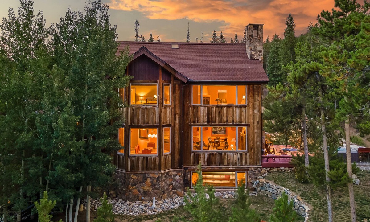 Breckenridge House | Mountain Views + Hot Tub + Pet Friendly + Ski Shuttle - Alpenglow Peaks Lodge