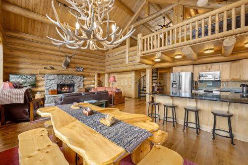Estes Park House | Mounticello Log Cabin - Relaxing Front Patio & Outdoor Firepit