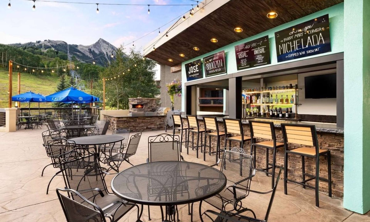 Crested Butte Hotel | Mt. Crested Butte Views + Restaurant. Pool. Spa.