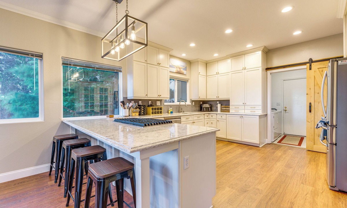 Sparks Cottage | Mtn-view Haven w/Hot Tub! 28 Mi to Mt Rose Ski