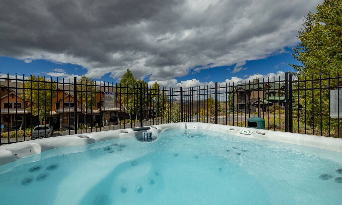 Silvercreek Condo | Mustang Lounge- Remodeled 2Bed/2Bath condo in Kicking Horse steps from the lift!