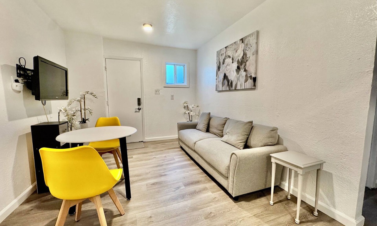 San Leandro House | Natural Light 1 Bedroom In-Law Unit w/Washer/Dryer