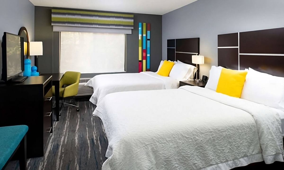 Glenwood Springs Hotel | Nature's Beauty at Your Doorstep! Free Breakfast, Free Parking, Indoor Pool!