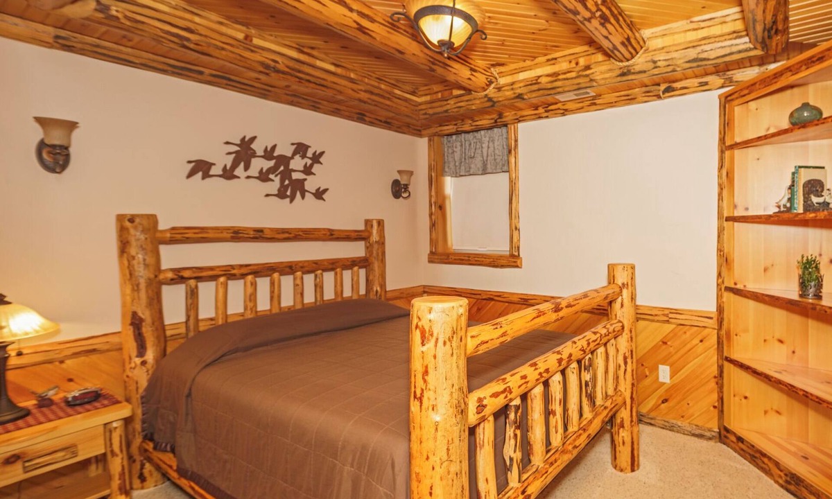 Dundee Cabin | Nature's Pathways Suite: Luxury Suite in Amish Country, Ohio.