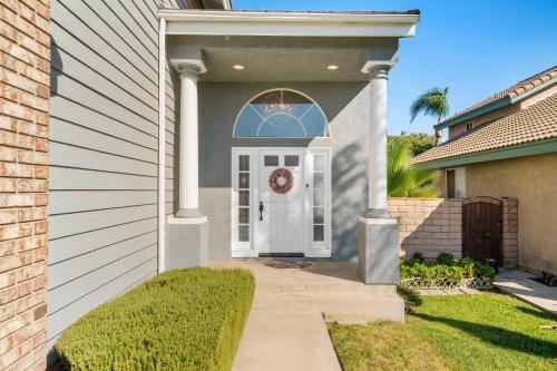 Ontario House | Near Airport & Outlet & ONT Field 6 bedroom large house