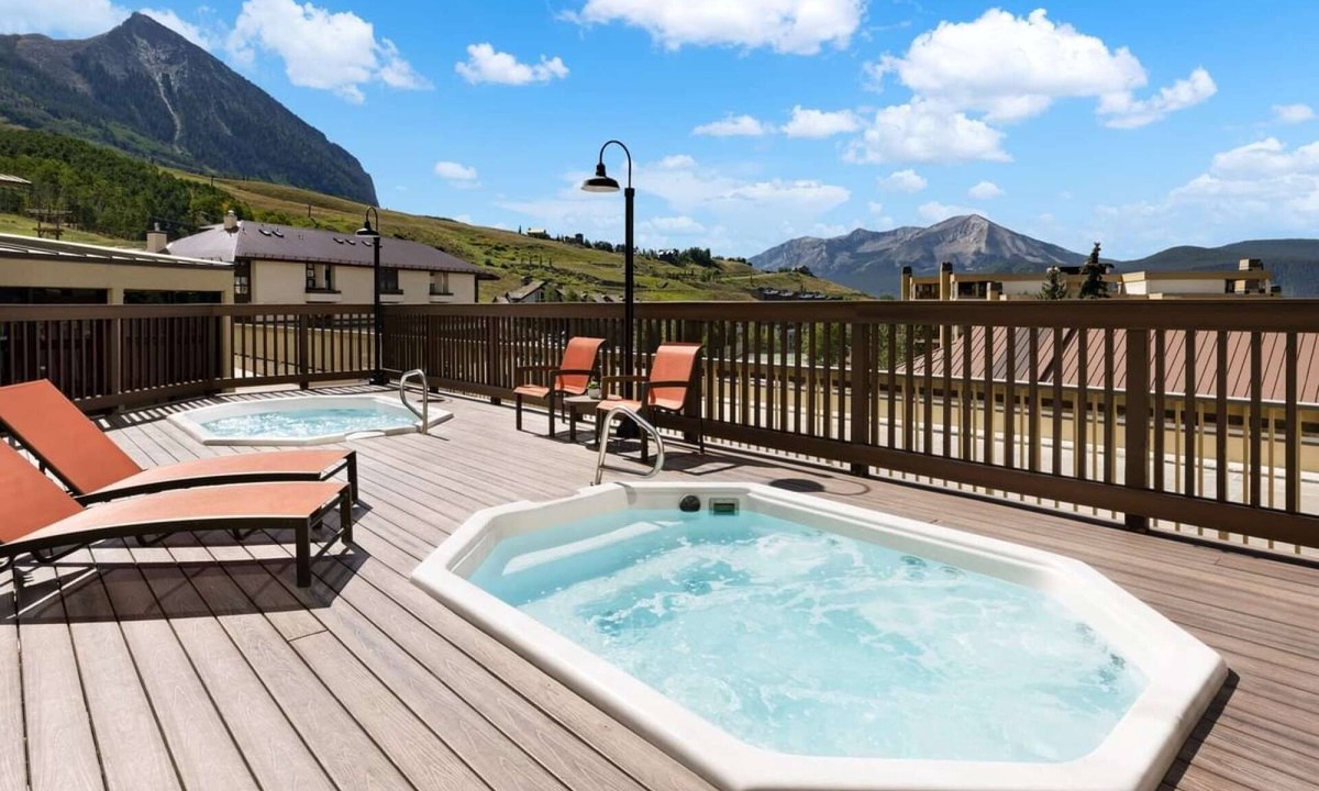 Crested Butte Hotel | Near Mt. Crested Butte + Skiing. Dining. Spa.