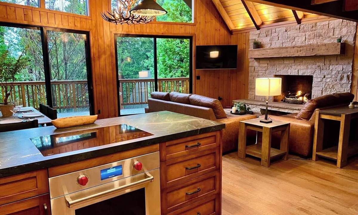 Lake Arrowhead Cabin | Nestled in the majestic San Bernardino Mountains, this luxurious Lake Arrowhead cabin offers an unforgettable escape into serene alpine beauty.