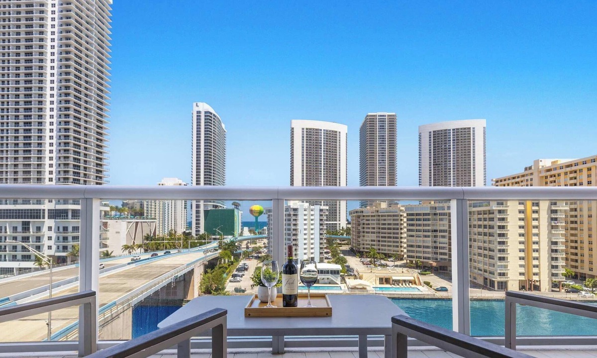 Hallandale Beach Apartment | New! Haven with Pool and Balcony