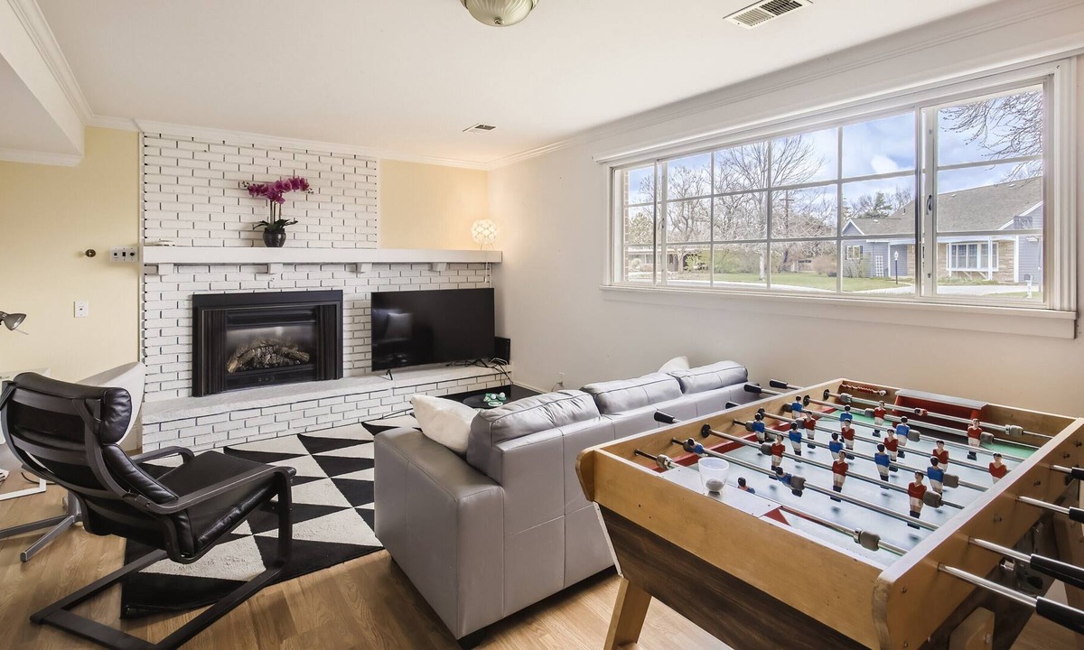Park East Apartment | New Listing! Charming Apartment- Fireplace/Grill/Patio/Yard/Foosball
