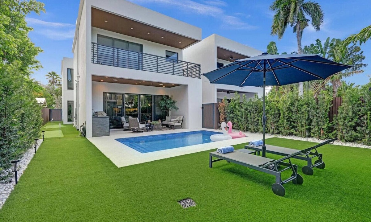 Lake Ridge Villa | New Luxe Contemporary Home 4BR-4BA with Heated Pool, Mini Golf, Pool table