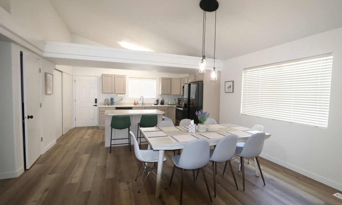 Draper House | NEW| Million Dollar View| 86" TV| Workspace| 30 min to Ski