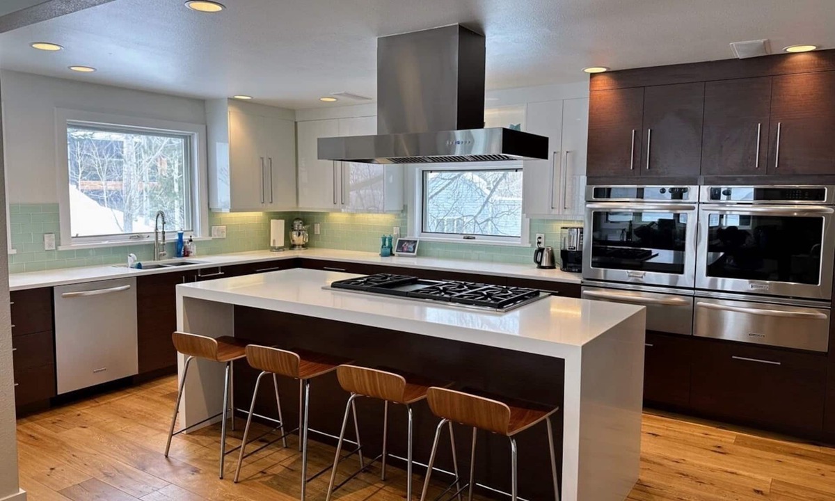 Eagle-Vail House | NEW roomy family friendly home | 3 King Suites | Chef's kitchen | Hot tub | AC