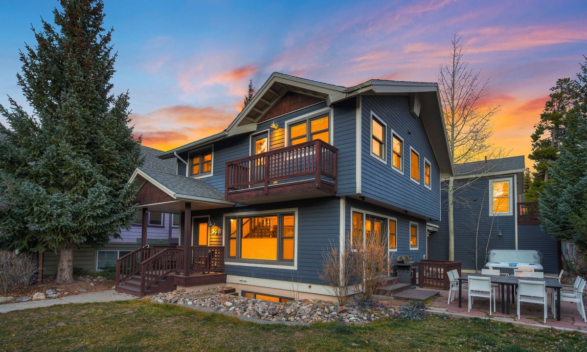Historic District Villa | NEW Skyfall Haus Duo - 6BR Ultimate Downtown Pad 22034