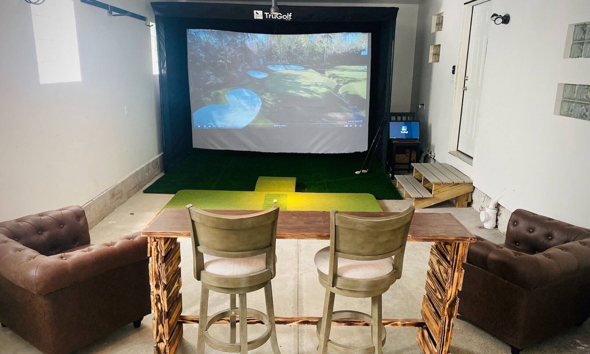 Tremont House | NEW~ "The Wolf of Tremont"-Golf Simulator,85 in tv, Pool Table+Shuffleboard!