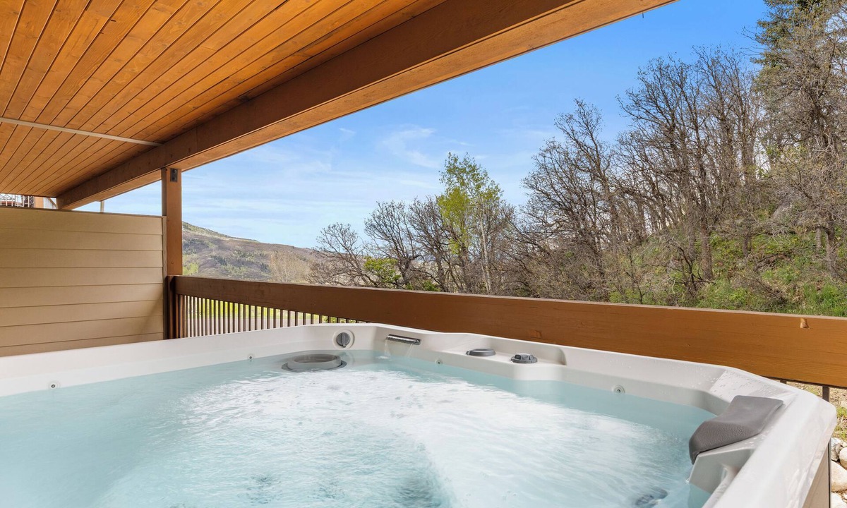 Fairway Meadows House | NEW w/Discount! - Eagles Nest Chalet - Prv Hot Tub, Pet Friendly, Sauna, Views, & Elevator
