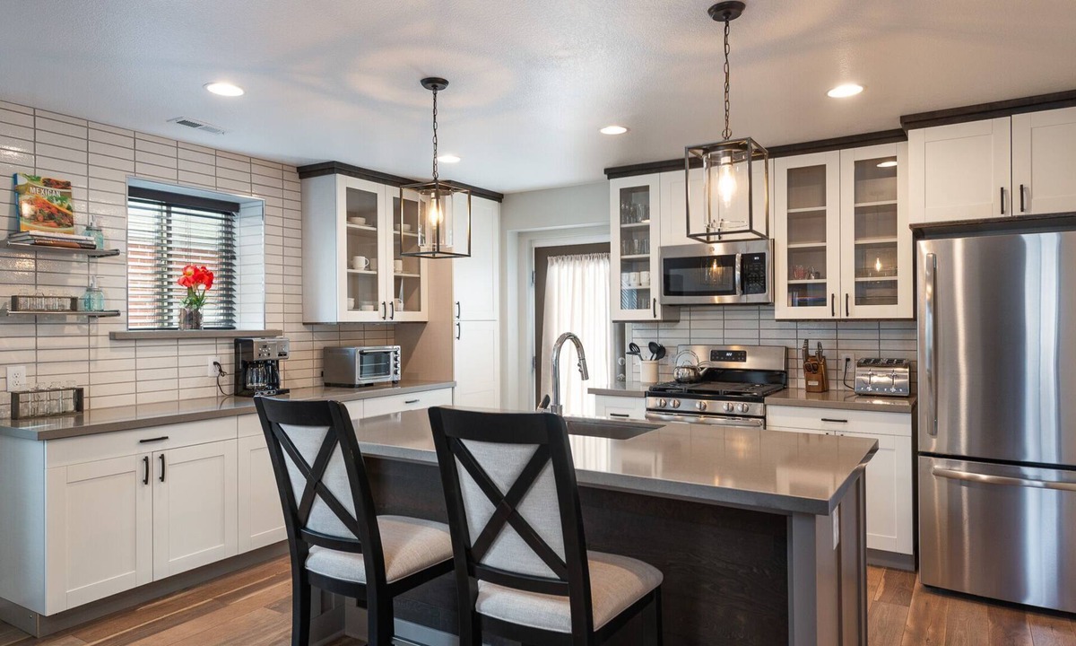 Skyland House | Newer Spacious 4 bed, 4 bath, game room, deck, patio, 2 porches
