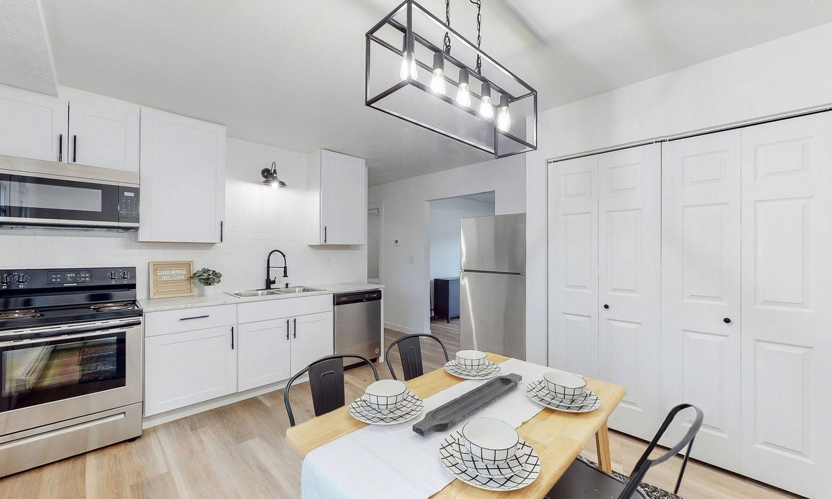 North Canton Apartment | Newly Remodeled 2 BR Apartment in Green Near CAK