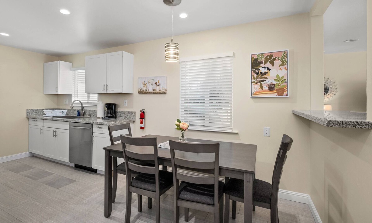 Fresno House | Newly Renovated 3Bed on Corner-lot EasyA to US99