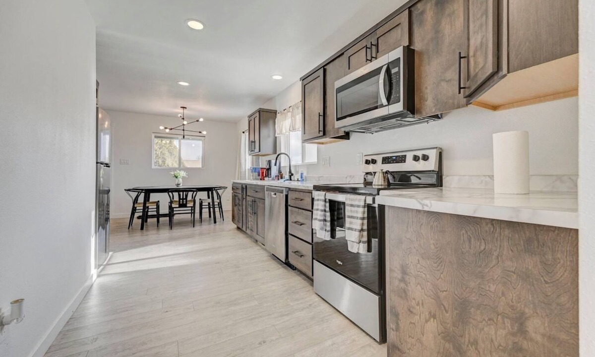 Pueblo House | Norwich, Pueblo · Luxury & Spacious w Huge Garage