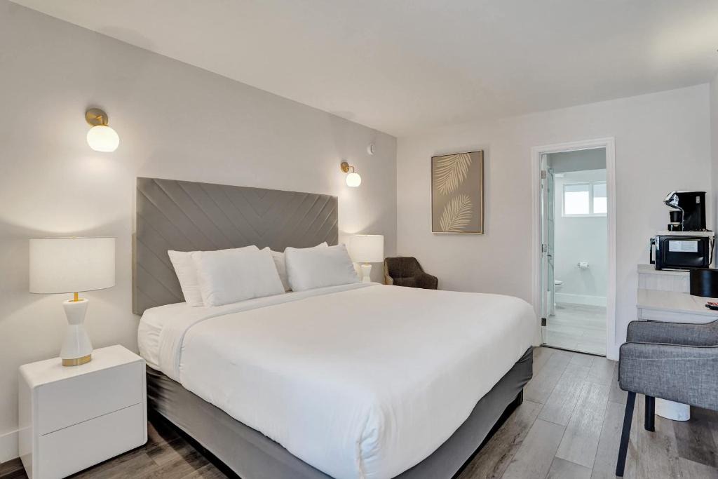 Galt Mile Hotel | Ocean Blvd King Suite at Botanica