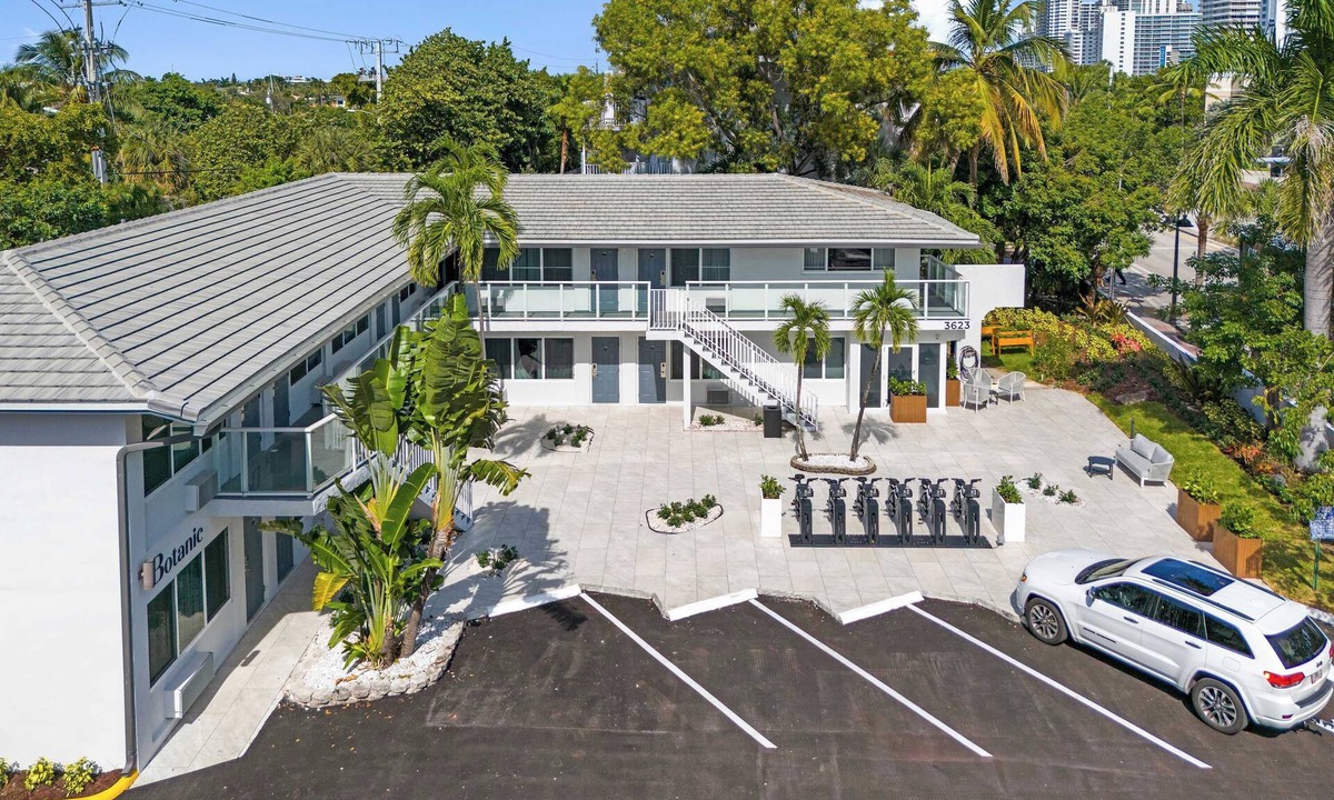 Galt Mile Apartment | Ocean Blvd Two Doubles Suite with Kitchenette!