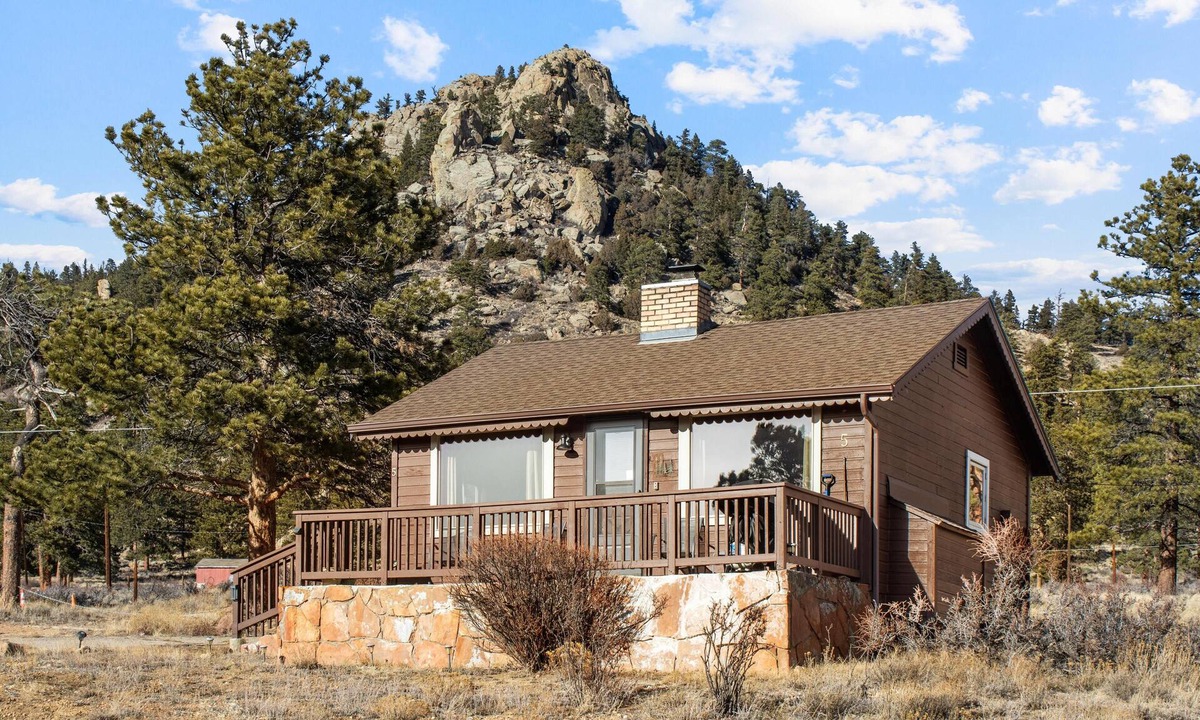Estes Park Cabin | Odessa Gorge Cabin - 1 bedroom cabin - great views and summer pool