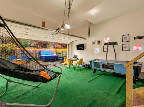 Ohio City House | Ohio City Games Hottub Parking Modern