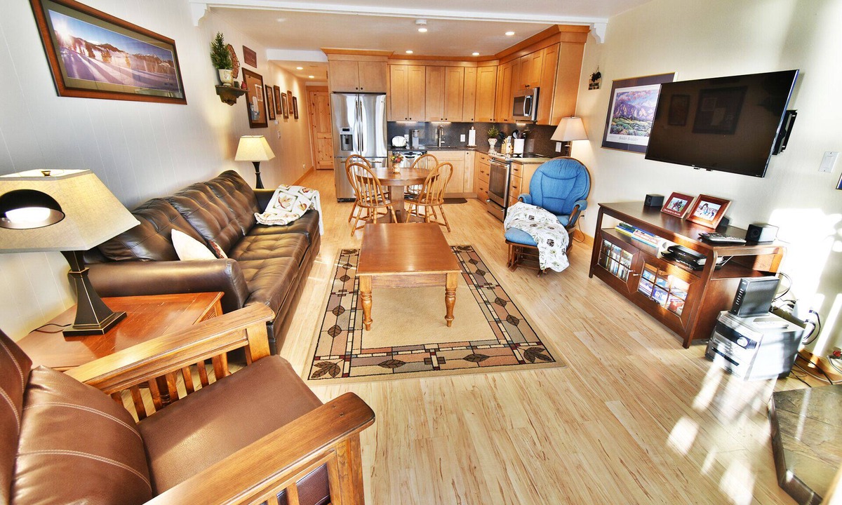 Dillon Condo | On Lake! Hot Tub, Views, Elevator! Walk to Concerts, Marina, Dining