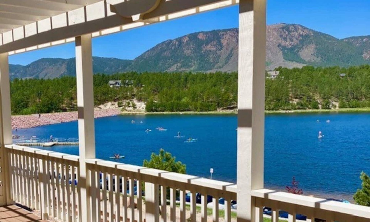 Monument House | ON THE LAKE Monument & USAFA Mountain View Home. 30 DAY MINIMUM