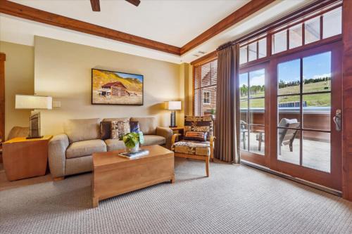 Peak 8 Apartment | One Ski Hill 8307, Great Views, Resort Amenities