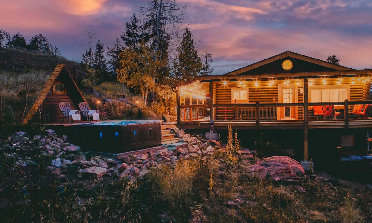 Pleasant Park Corridor Cabin | Open Air Cinema & Hot Tub | 1970s Log Cabin