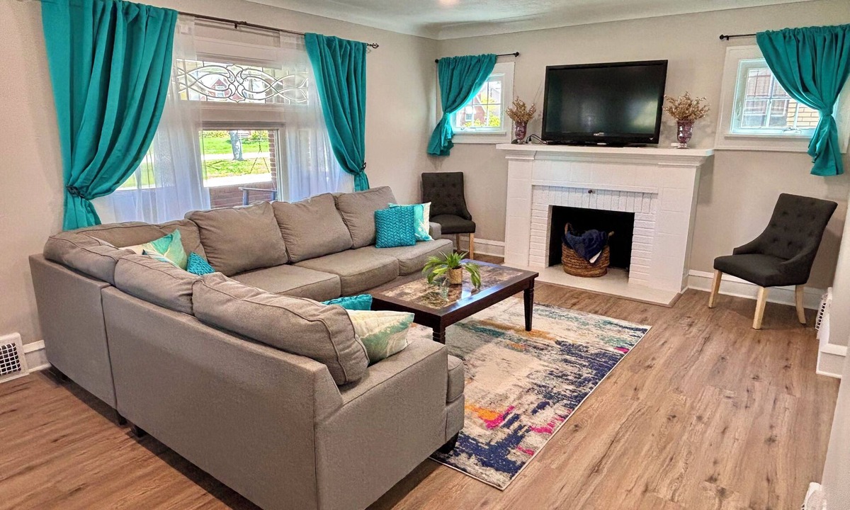 Parma House | Park view ⁞ Porch swing ⁞ Game room ⁞ 2BA ⁞ Manchester Manor