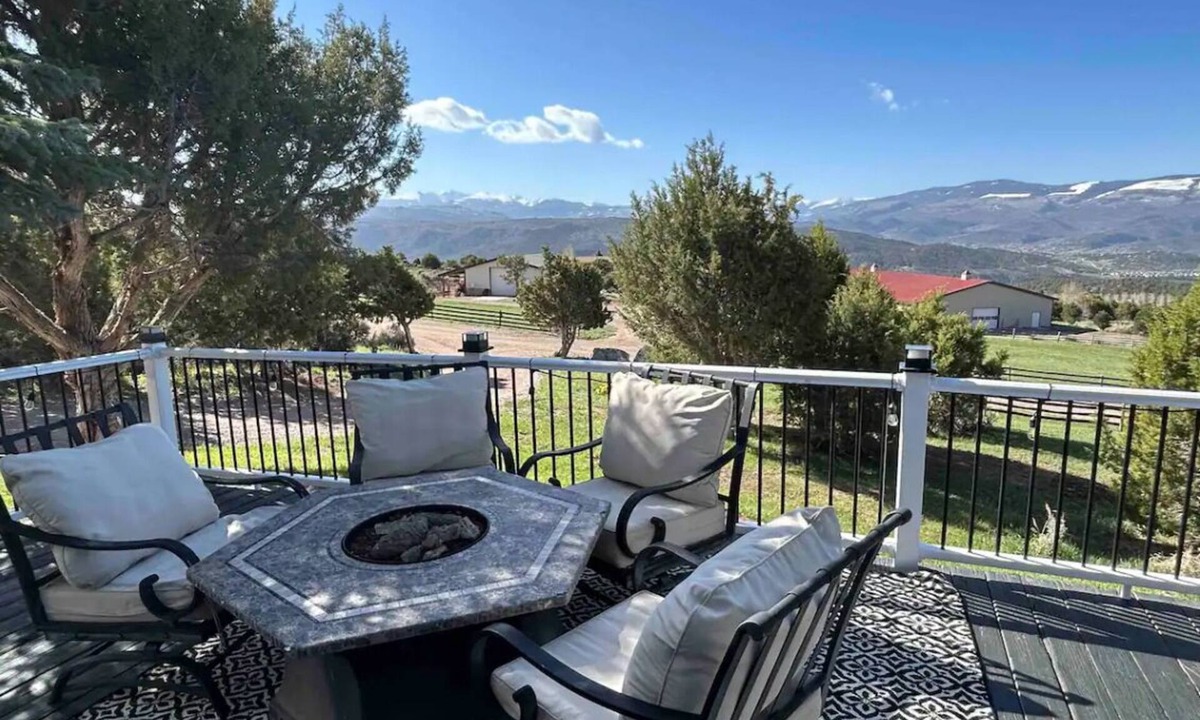 Eagle House | Peaceful 3 bedroom overlooking the town of Eagle!