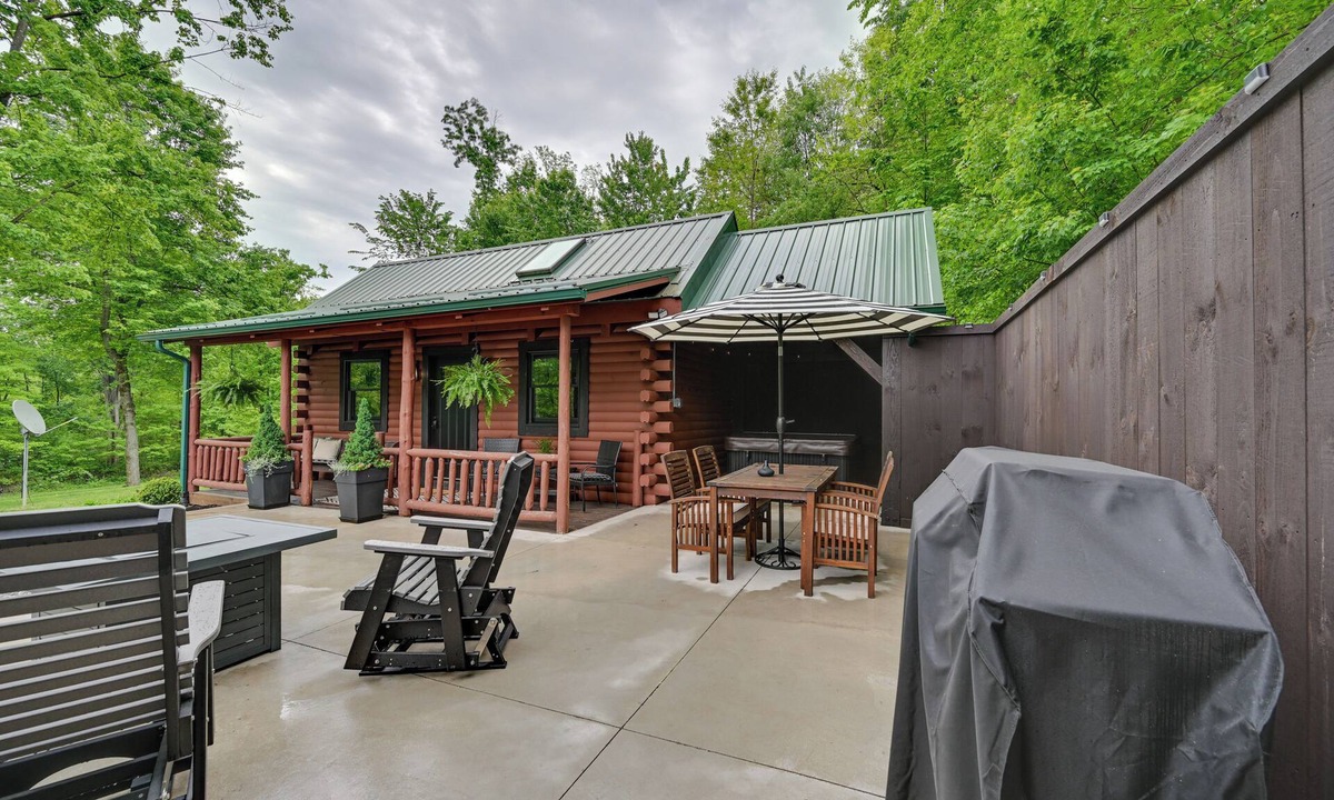 Dundee Cabin | Peaceful Cabin w/Hot Tub in Dundee: Dogs Welcome