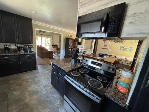 Hemet House | Peaceful & Cozy 3 bedroom Ranch-Home w/Fireplace
