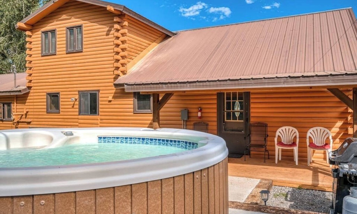 South Fork Cabin | Peaceful dog-friendly cabin with river views, WiFi, loft, and fireplace