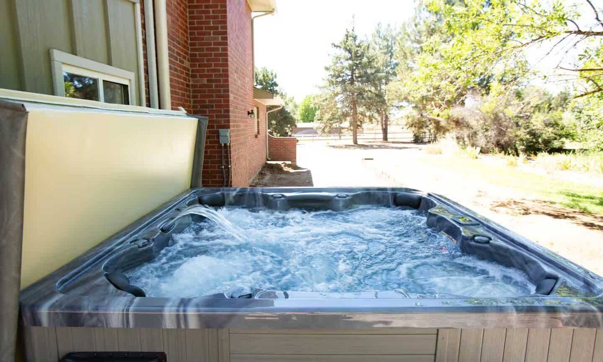 Broomfield House | Peaceful Farmhouse Retreat | Hot Tub | Sleeps 15