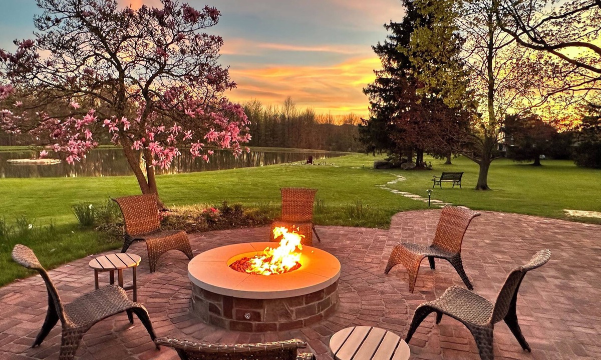 Kirtland Other | Peaceful Historic Home on 10 Acres w/Lake, Barn & Fire Pit - 5 Bedrooms
