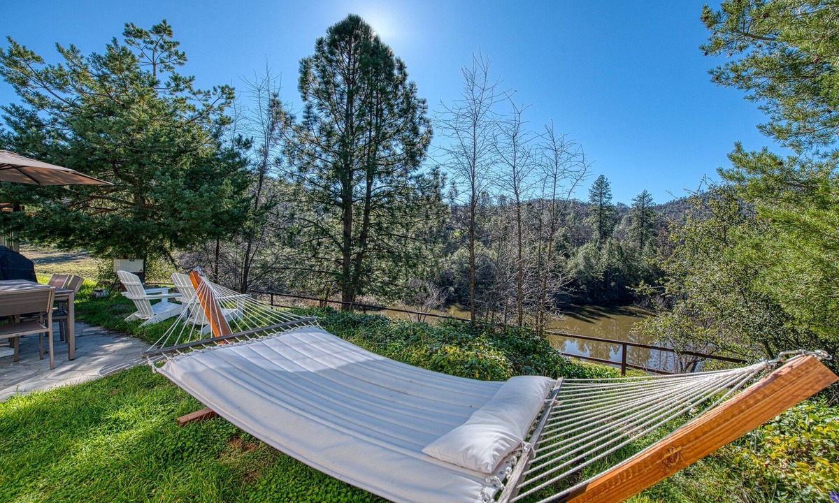 Midpines House | Peaceful Lakeview Retreat Near Yosemite