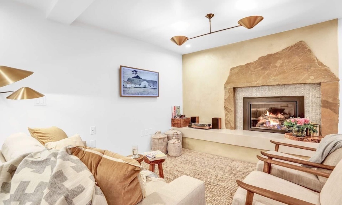 Hygiene House | Peaceful Ranch Retreat Overlooking Mustangs w/Full Kitchen & Fireplace