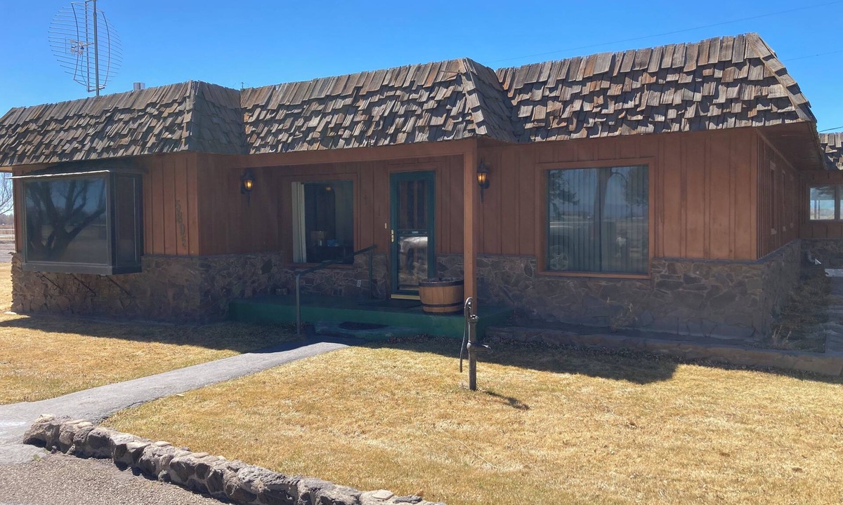 Alamosa House | Peaceful vintage farmhouse in charming Alamosa perfect for relaxing