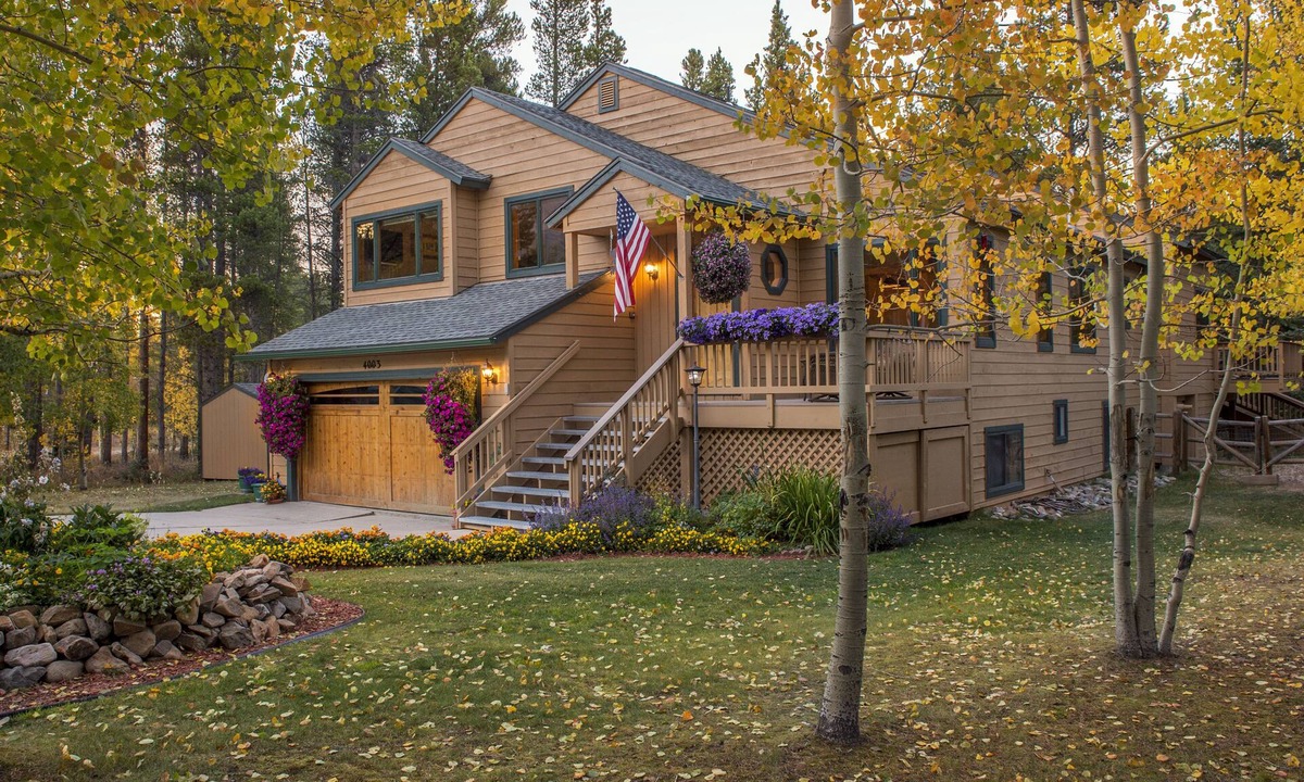 Breckenridge House | Peak 7, dog friendly fenced in yard, hot tub, pool table & dedicated work space