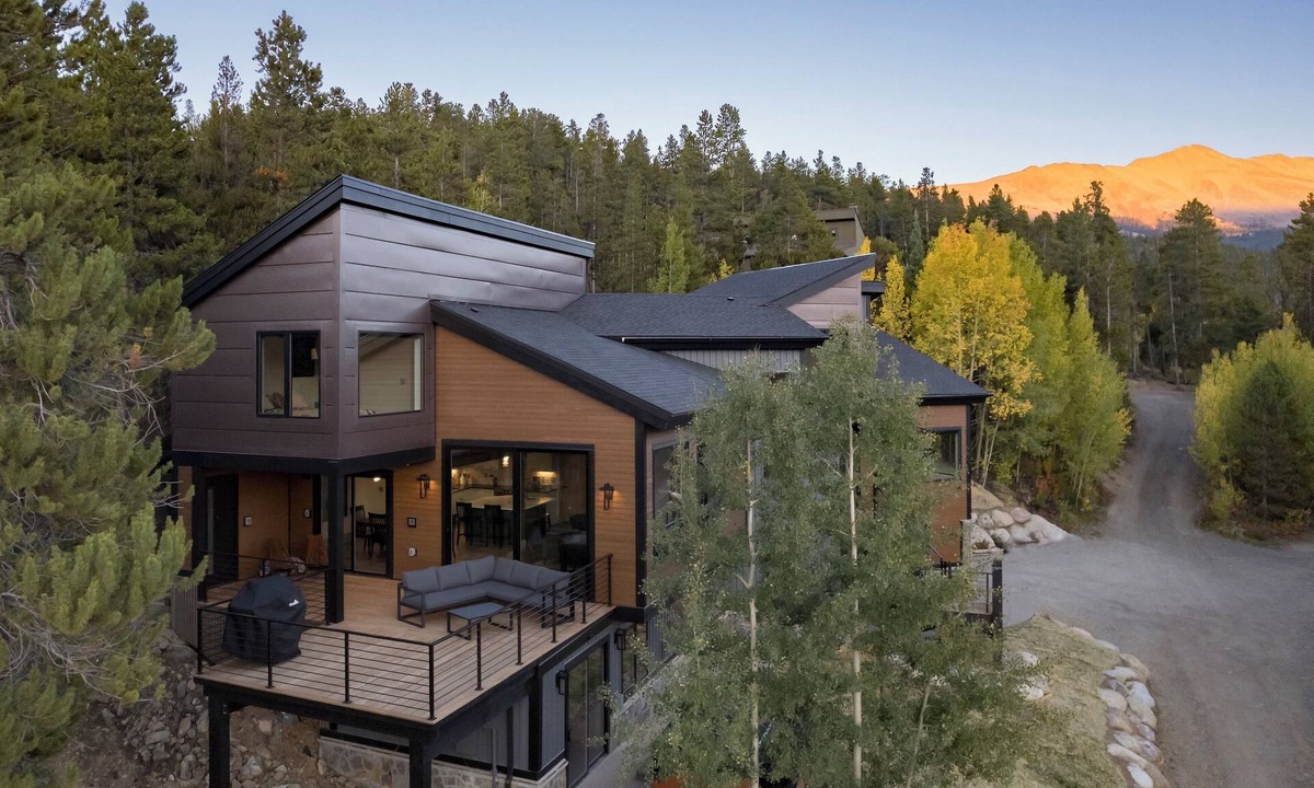 Baldy Mountain House | Peerless Retreat: Modern Home w/4 King Ensuites, Views & Hot Tub